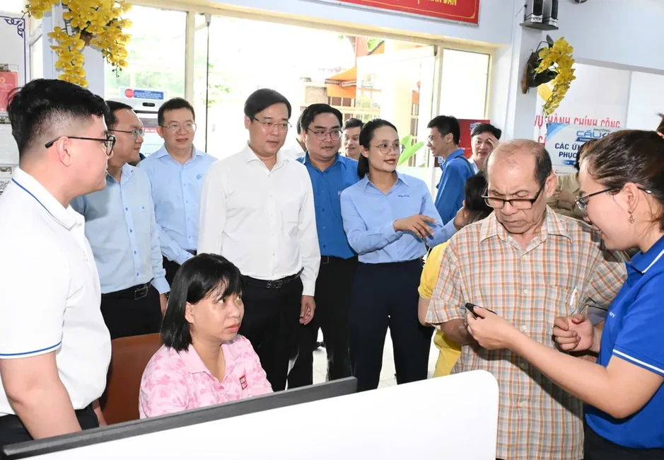 Lãnh đạo TPHCM thăm thanh niên tình nguyện “Mùa hè số” Lãnh đạo TPHCM thăm thanh niên tình nguyện “Mùa hè số”