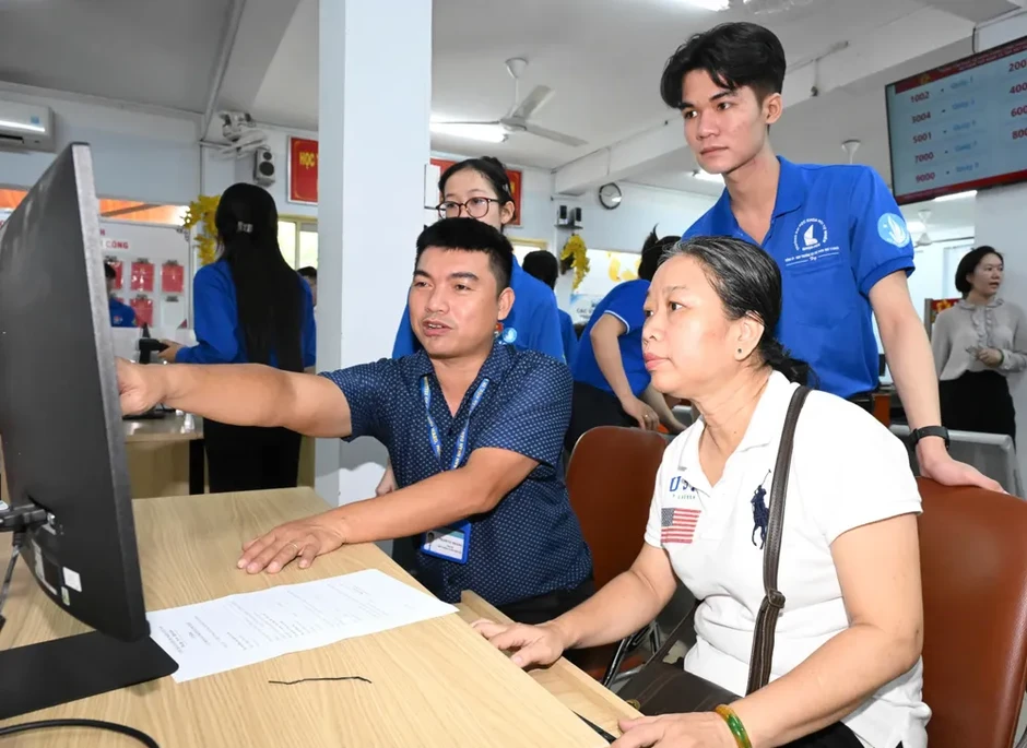 Lãnh đạo TPHCM thăm thanh niên tình nguyện “Mùa hè số” Lãnh đạo TPHCM thăm thanh niên tình nguyện “Mùa hè số”
