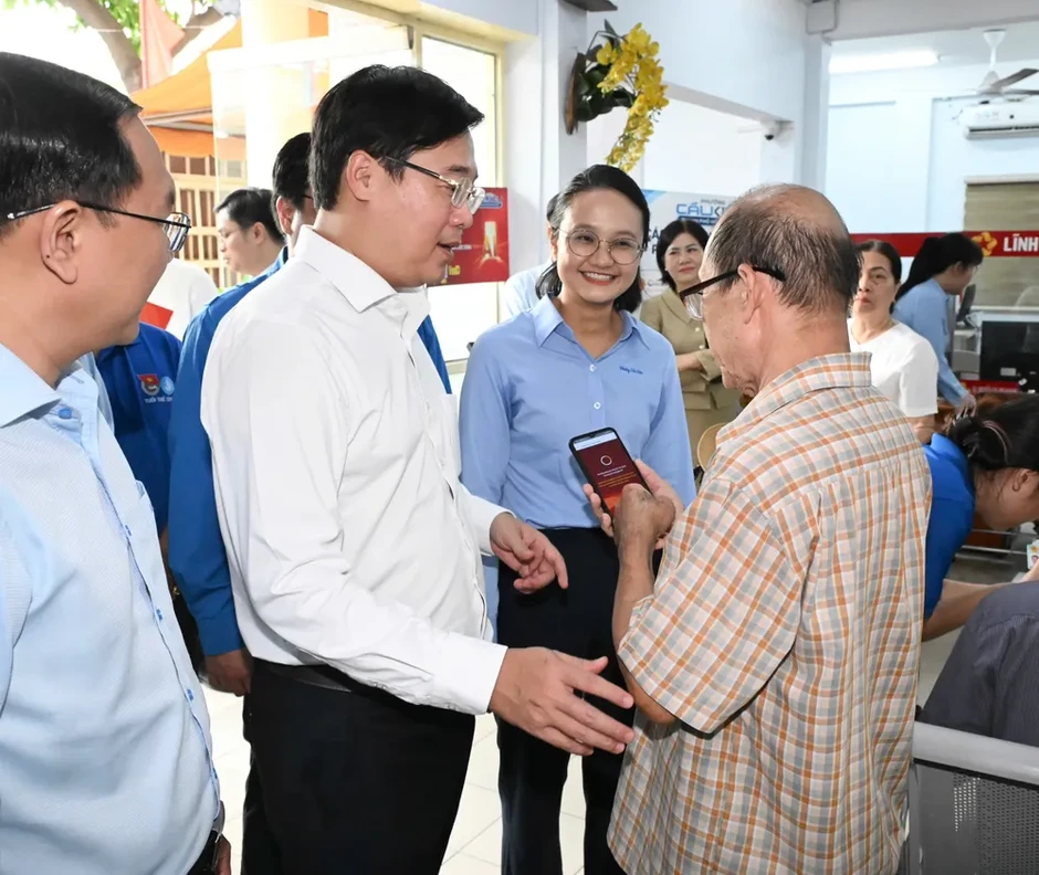 Lãnh đạo TPHCM thăm thanh niên tình nguyện “Mùa hè số” Lãnh đạo TPHCM thăm thanh niên tình nguyện “Mùa hè số”