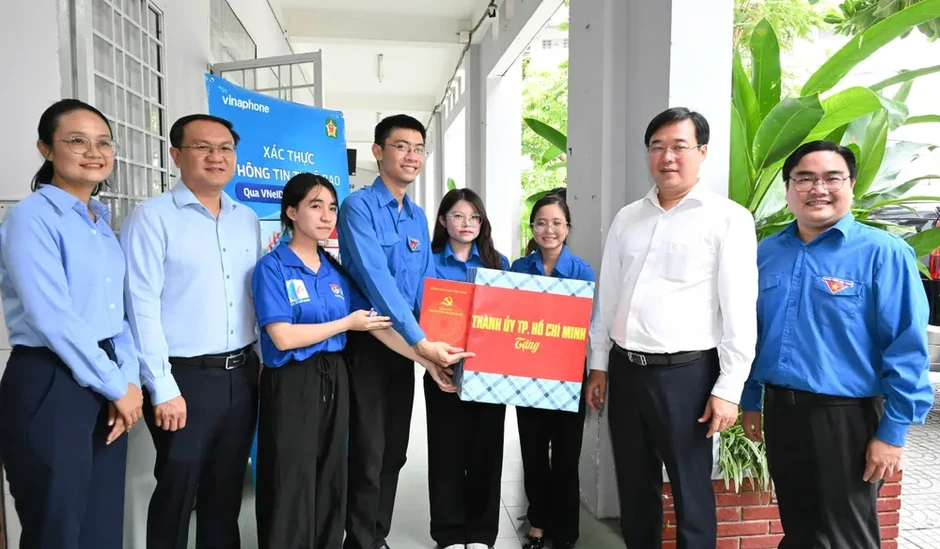 Lãnh đạo TPHCM thăm thanh niên tình nguyện “Mùa hè số” Lãnh đạo TPHCM thăm thanh niên tình nguyện “Mùa hè số”