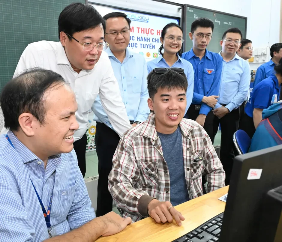 Lãnh đạo TPHCM thăm thanh niên tình nguyện “Mùa hè số” Lãnh đạo TPHCM thăm thanh niên tình nguyện “Mùa hè số”
