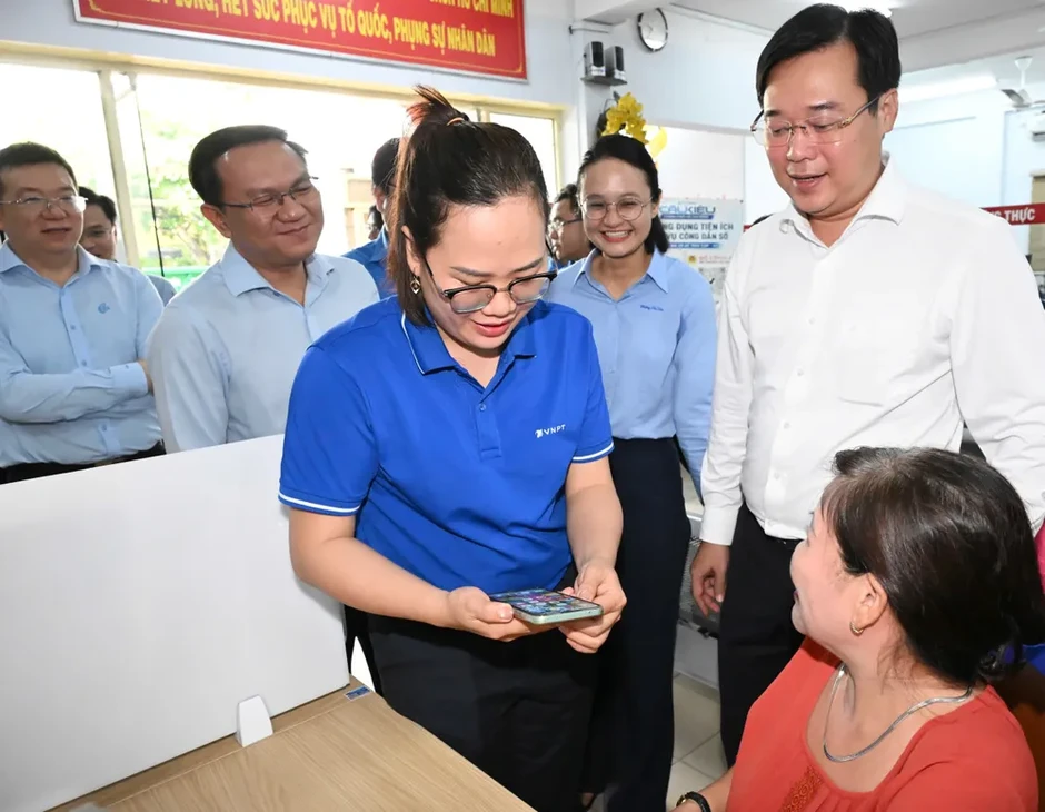 Lãnh đạo TPHCM thăm thanh niên tình nguyện “Mùa hè số” Lãnh đạo TPHCM thăm thanh niên tình nguyện “Mùa hè số”