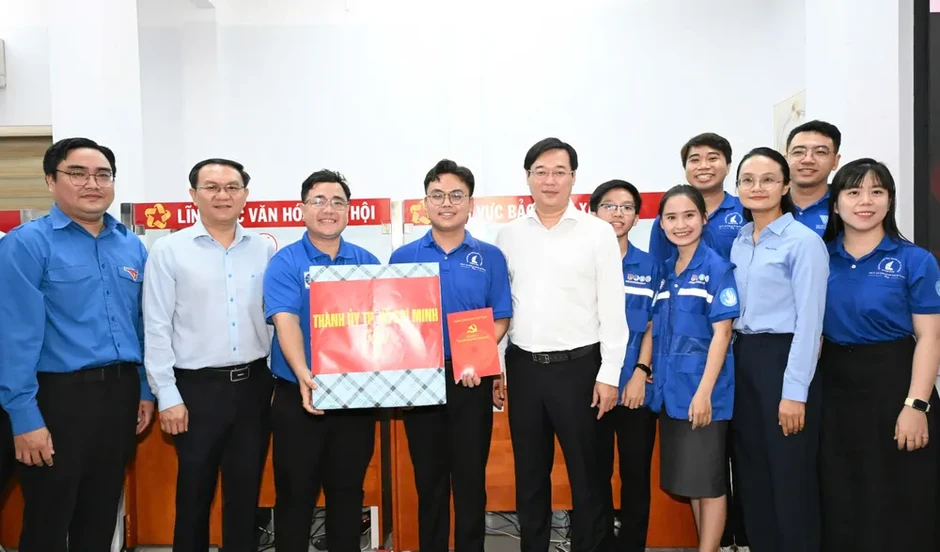 Lãnh đạo TPHCM thăm thanh niên tình nguyện “Mùa hè số” Lãnh đạo TPHCM thăm thanh niên tình nguyện “Mùa hè số”