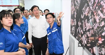 Lãnh đạo TPHCM thăm thanh niên tình nguyện “Mùa hè số”