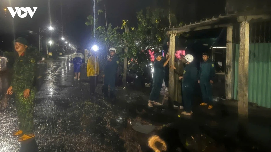Lãnh đạo UBND tỉnh Đồng Tháp thăm, tặng quà các hộ dân bị ảnh hưởng bởi giông lốc Lãnh đạo UBND tỉnh Đồng Tháp thăm, tặng quà các hộ dân bị ảnh hưởng bởi giông lốc