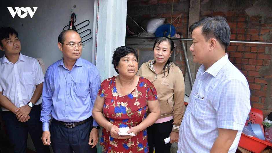Lãnh đạo UBND tỉnh Đồng Tháp thăm, tặng quà các hộ dân bị ảnh hưởng bởi giông lốc Lãnh đạo UBND tỉnh Đồng Tháp thăm, tặng quà các hộ dân bị ảnh hưởng bởi giông lốc