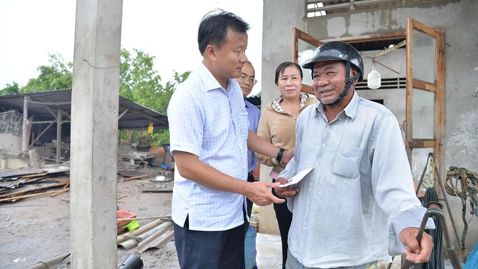 Lãnh đạo UBND tỉnh Đồng Tháp thăm, tặng quà các hộ dân bị ảnh hưởng bởi giông lốc Lãnh đạo UBND tỉnh Đồng Tháp thăm, tặng quà các hộ dân bị ảnh hưởng bởi giông lốc
