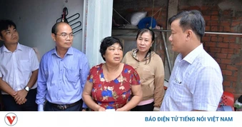 Lãnh đạo UBND tỉnh Đồng Tháp thăm, tặng quà các hộ dân bị ảnh hưởng bởi giông lốc