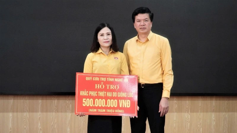 Lãnh đạo Ủy ban Mặt trận Tổ quốc Việt Nam tỉnh Nghệ An thăm hỏi, hỗ trợ các hộ dân bị thiệt hại do dông lốc