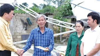 Lãnh đạo Ủy ban Mặt trận Tổ quốc Việt Nam tỉnh Nghệ An thăm hỏi, hỗ trợ các hộ dân bị thiệt hại do dông lốc