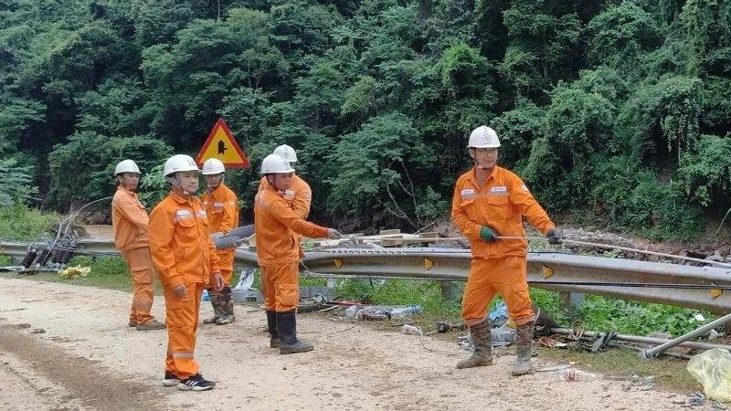 Lào Cai: Cấp điện trở lại cho hơn 9.000 khách hàng bị mưa lũ Lào Cai: Cấp điện trở lại cho hơn 9.000 khách hàng bị mưa lũ