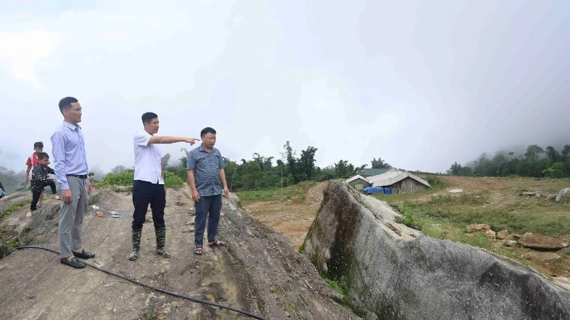 Lào Cai di dời khẩn cấp 16 hộ dân có nguy cơ sạt lở tại xã Bản Xèo đến nơi an toàn Lào Cai di dời khẩn cấp 16 hộ dân có nguy cơ sạt lở tại xã Bản Xèo đến nơi an toàn