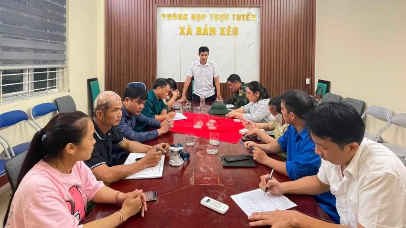Lào Cai di dời khẩn cấp 16 hộ dân có nguy cơ sạt lở tại xã Bản Xèo đến nơi an toàn Lào Cai di dời khẩn cấp 16 hộ dân có nguy cơ sạt lở tại xã Bản Xèo đến nơi an toàn