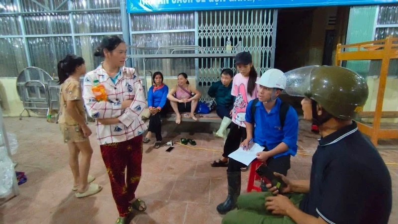 Lào Cai di dời khẩn cấp 16 hộ dân có nguy cơ sạt lở tại xã Bản Xèo đến nơi an toàn Lào Cai di dời khẩn cấp 16 hộ dân có nguy cơ sạt lở tại xã Bản Xèo đến nơi an toàn