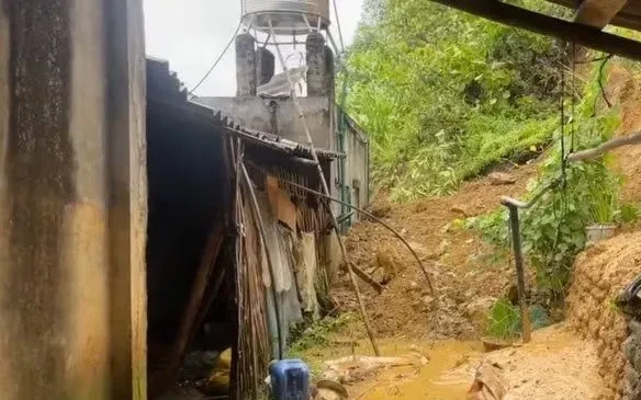 Lào Cai hỗ trợ người dân di dời khỏi khu vực sạt lở do mưa lớn