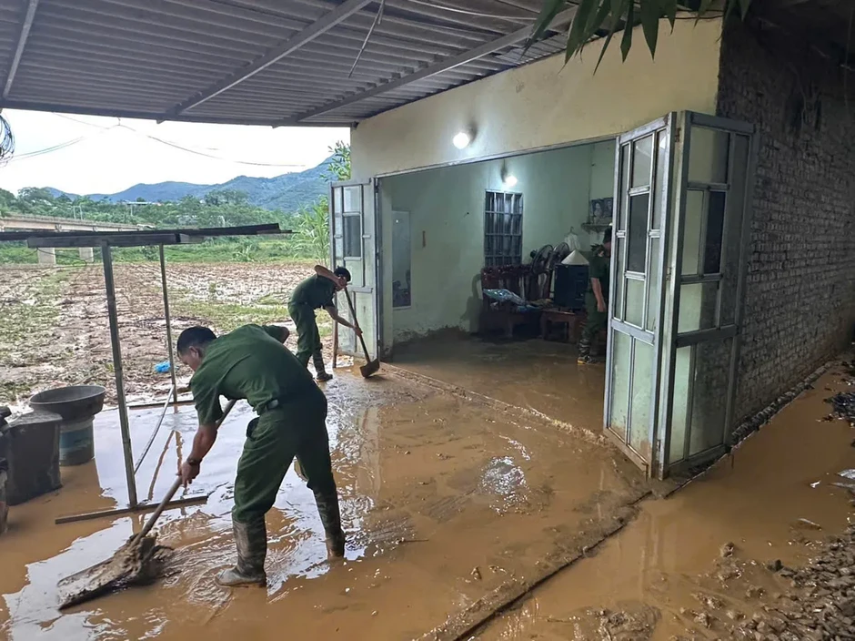 Lào Cai hỗ trợ người dân dọn dẹp bùn đất tràn vào nhà sau lũ Lào Cai hỗ trợ người dân dọn dẹp bùn đất tràn vào nhà sau lũ
