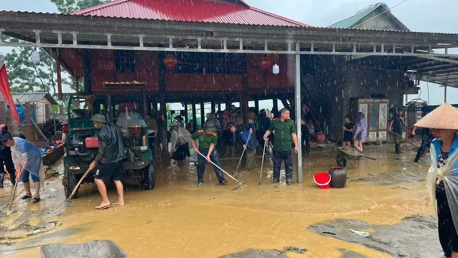 Lào Cai hỗ trợ người dân dọn dẹp bùn đất tràn vào nhà sau lũ Lào Cai hỗ trợ người dân dọn dẹp bùn đất tràn vào nhà sau lũ