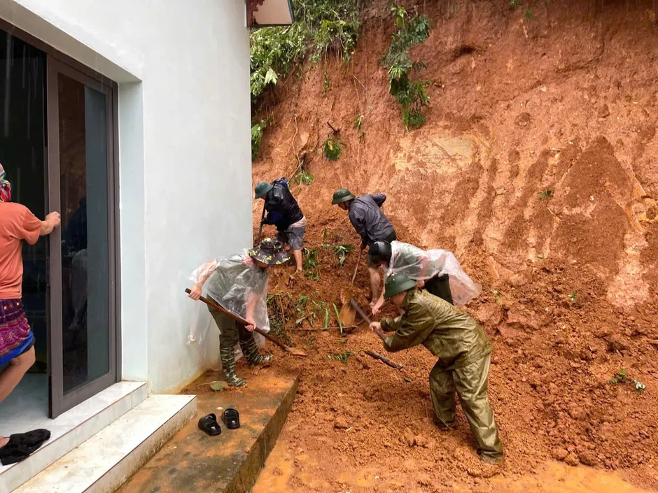 Lào Cai hỗ trợ người dân dọn dẹp bùn đất tràn vào nhà sau lũ Lào Cai hỗ trợ người dân dọn dẹp bùn đất tràn vào nhà sau lũ