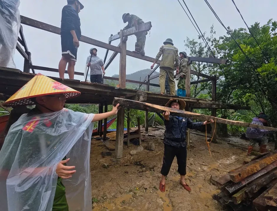 Lào Cai hỗ trợ người dân dọn dẹp bùn đất tràn vào nhà sau lũ Lào Cai hỗ trợ người dân dọn dẹp bùn đất tràn vào nhà sau lũ