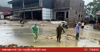 Lào Cai hỗ trợ người dân dọn dẹp bùn đất tràn vào nhà sau lũ