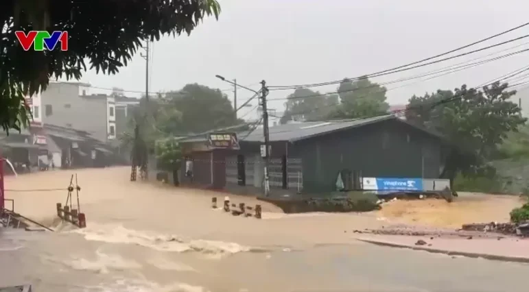 Lào Cai khẩn trương tìm kiếm 2 người mất tích do mưa lũ Lào Cai khẩn trương tìm kiếm 2 người mất tích do mưa lũ