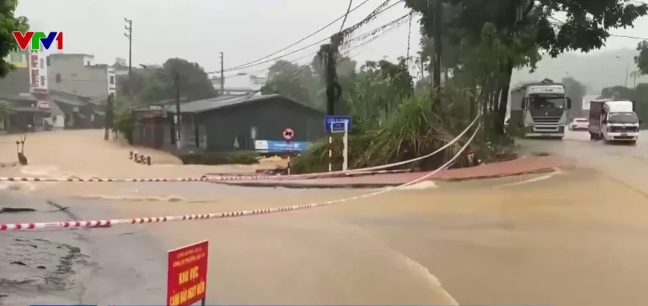 Lào Cai khẩn trương tìm kiếm 2 người mất tích do mưa lũ Lào Cai khẩn trương tìm kiếm 2 người mất tích do mưa lũ
