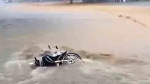 Lào Cai nhiều nơi nước chảy xiết, ngập úng vì mưa rất to
