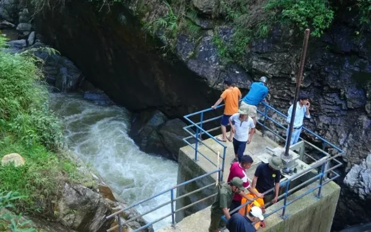 Lào Cai nỗ lực tìm kiếm du khách bị ngã xuống Thác Rồng xã Tả Van Lào Cai nỗ lực tìm kiếm du khách bị ngã xuống Thác Rồng xã Tả Van