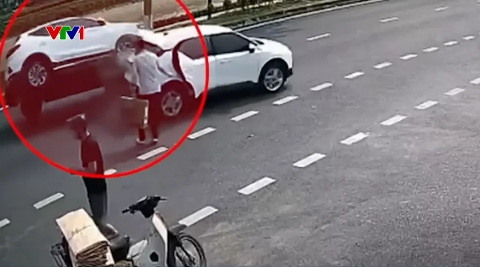 Lao thẳng vào xe taxi dừng giữa đường đón khách, ô tô con lật nhào Lao thẳng vào xe taxi dừng giữa đường đón khách, ô tô con lật nhào