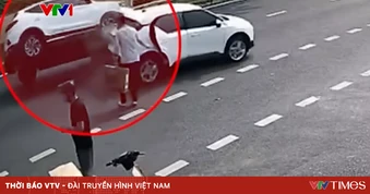Lao thẳng vào xe taxi dừng giữa đường đón khách, ô tô con lật nhào