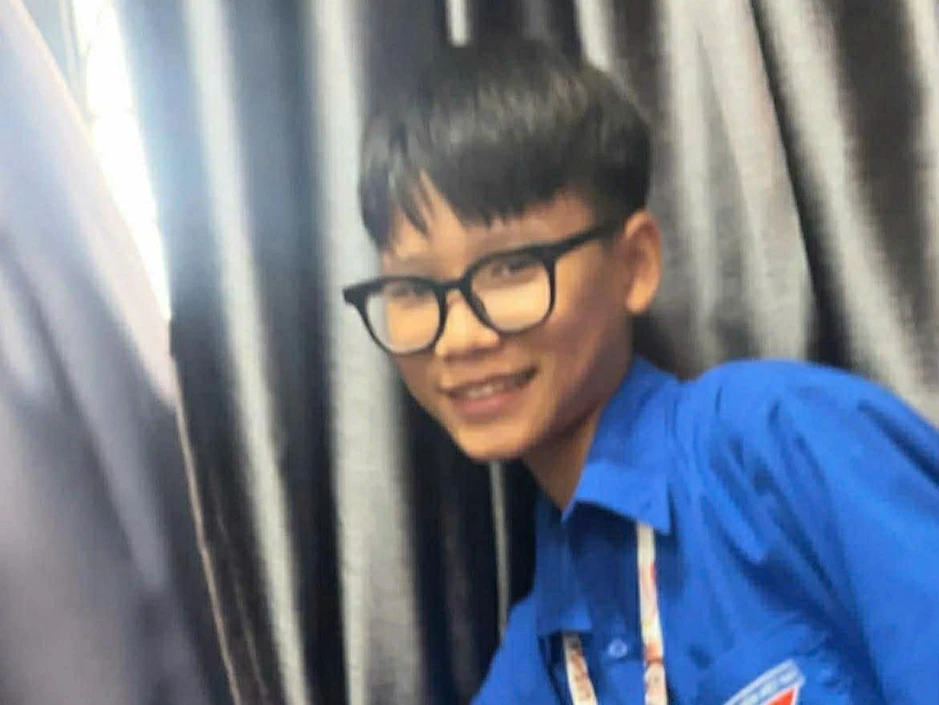 Lao vào dòng xoáy giữa biển động, nam sinh lớp 10 cứu hai người thoát nạn Lao vào dòng xoáy giữa biển động, nam sinh lớp 10 cứu hai người thoát nạn