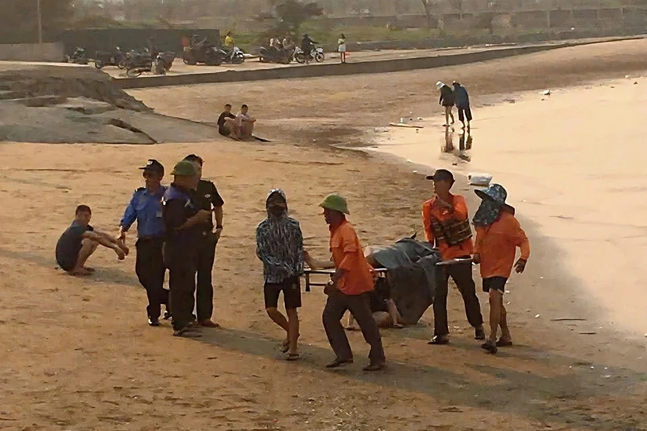 Lao vào dòng xoáy giữa biển động, nam sinh lớp 10 cứu hai người thoát nạn Lao vào dòng xoáy giữa biển động, nam sinh lớp 10 cứu hai người thoát nạn