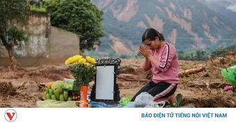 Lập bàn thờ tạm trên nền nhà sau lũ quét kinh hoàng, mòn mỏi chờ người thân trở về