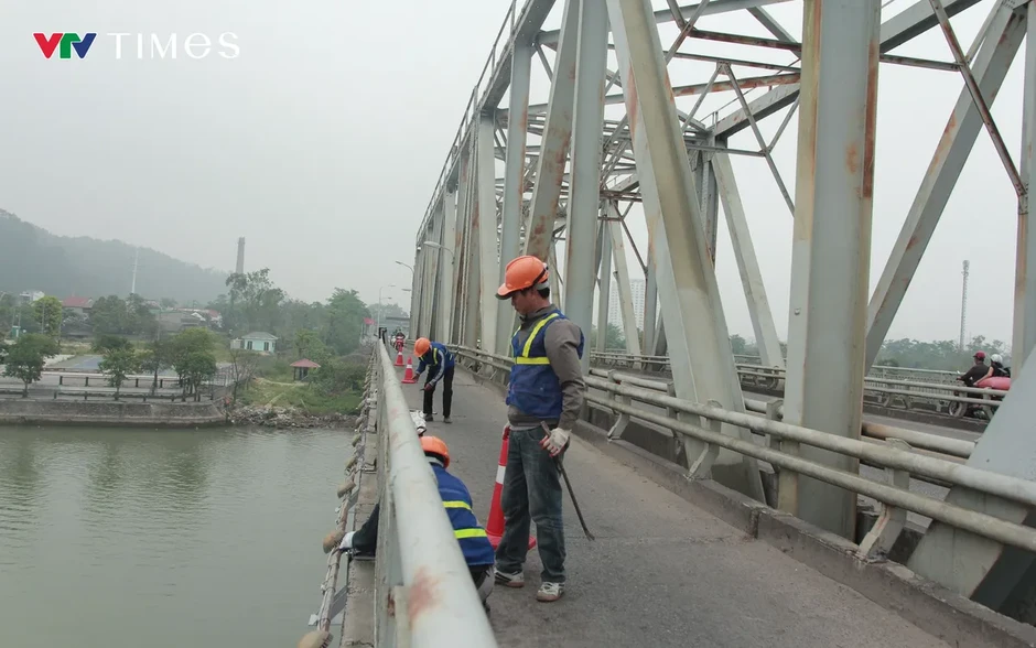 Lắp lưới bảo vệ, ngăn chặn người nhảy cầu Bến Thủy 1 Lắp lưới bảo vệ, ngăn chặn người nhảy cầu Bến Thủy 1