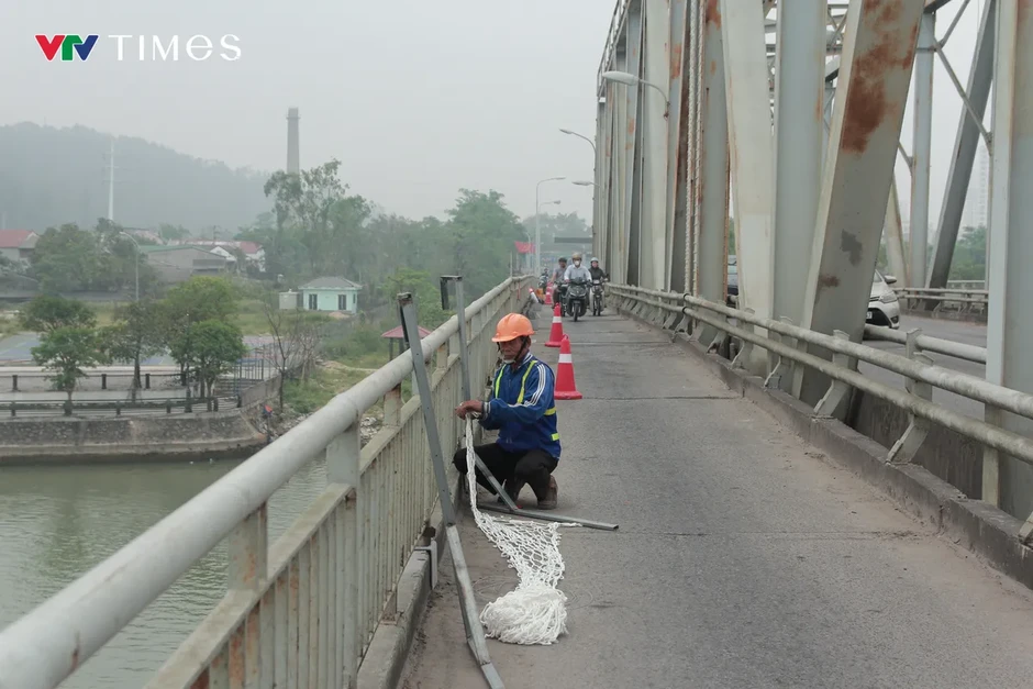 Lắp lưới bảo vệ, ngăn chặn người nhảy cầu Bến Thủy 1 Lắp lưới bảo vệ, ngăn chặn người nhảy cầu Bến Thủy 1