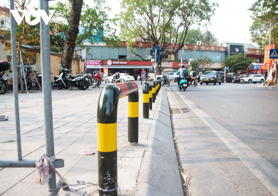 Lập rào chắn xe leo lên vỉa hè, lấy lại không gian cho người đi bộ