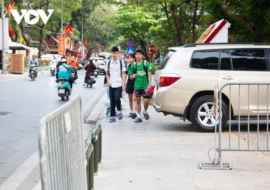 Lập rào chắn xe leo lên vỉa hè, lấy lại không gian cho người đi bộ