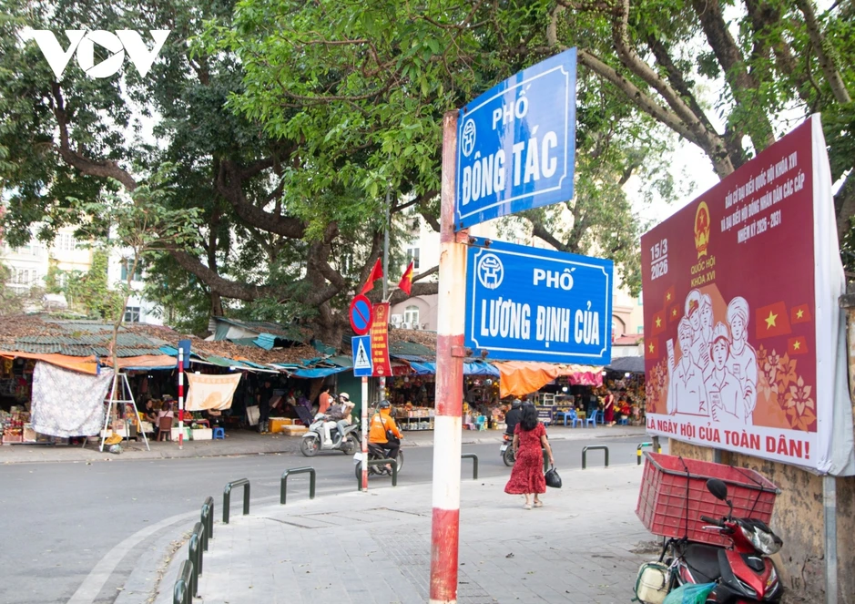 Lập rào chắn xe leo lên vỉa hè, lấy lại không gian cho người đi bộ