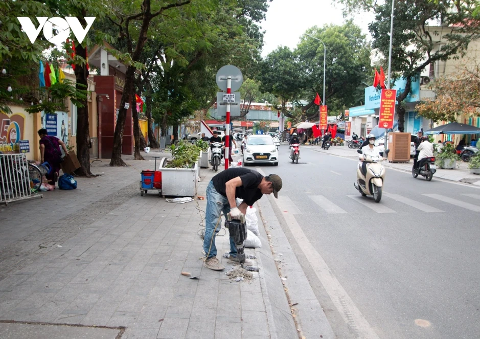 Lập rào chắn xe leo lên vỉa hè, lấy lại không gian cho người đi bộ