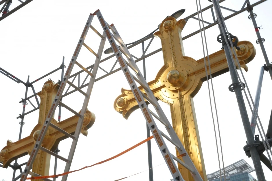 Lắp thánh giá mạ vàng lên đỉnh cao 57m tại nhà thờ Đức Bà Lắp thánh giá mạ vàng lên đỉnh cao 57m tại nhà thờ Đức Bà