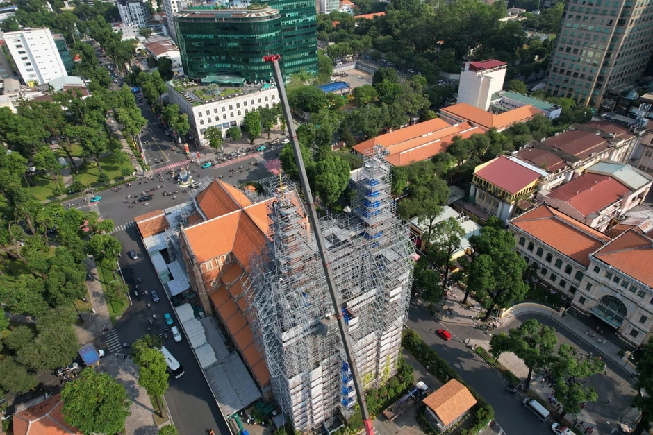 Lắp thánh giá mạ vàng lên đỉnh cao 57m tại nhà thờ Đức Bà Lắp thánh giá mạ vàng lên đỉnh cao 57m tại nhà thờ Đức Bà