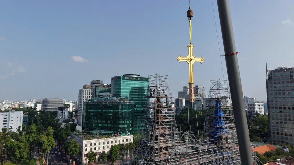 Lắp thánh giá mạ vàng lên đỉnh cao 57m tại nhà thờ Đức Bà Lắp thánh giá mạ vàng lên đỉnh cao 57m tại nhà thờ Đức Bà