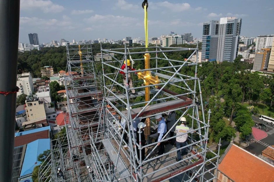 Lắp thánh giá mạ vàng lên đỉnh cao 57m tại nhà thờ Đức Bà Lắp thánh giá mạ vàng lên đỉnh cao 57m tại nhà thờ Đức Bà