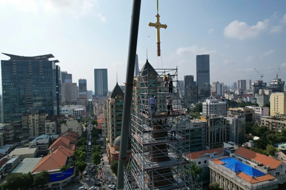 Lắp thánh giá mạ vàng lên đỉnh cao 57m tại nhà thờ Đức Bà Lắp thánh giá mạ vàng lên đỉnh cao 57m tại nhà thờ Đức Bà