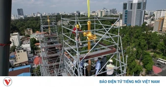 Lắp thánh giá mạ vàng lên đỉnh cao 57m tại nhà thờ Đức Bà