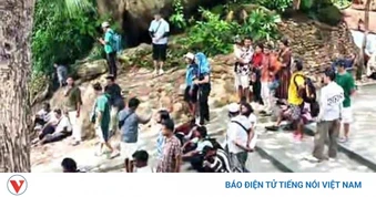 Lật ca nô chở khách tham quan trên biển Phú Quốc, khẩn trương cứu nạn