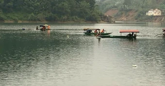 Lật thuyền do dông lốc ở Quảng Ninh, 2 người chết