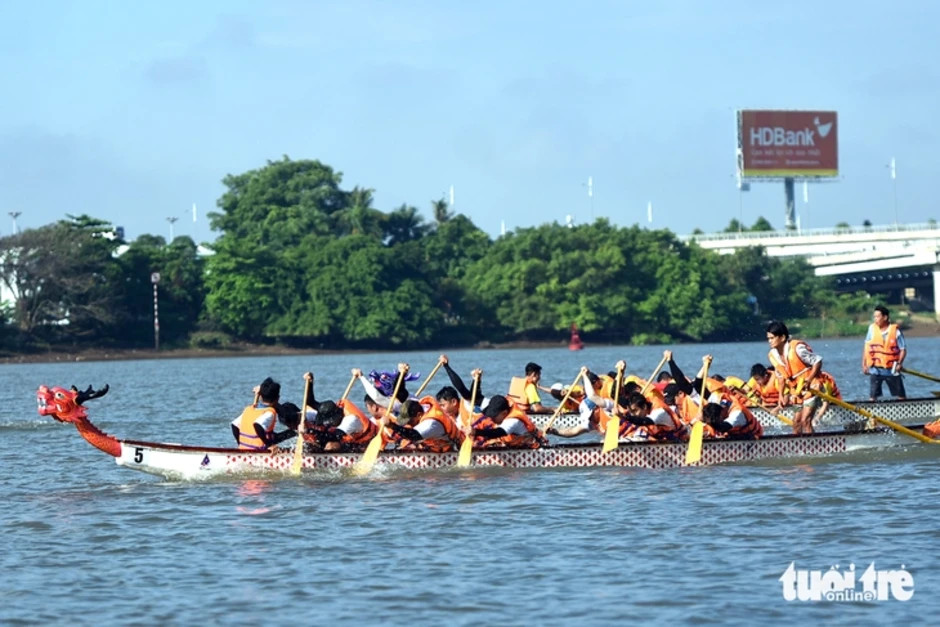 Lật thuyền đua trên sông Đồng Nai, lực lượng chức năng áp sát đưa vận động viên lên bờ an toàn Lật thuyền đua trên sông Đồng Nai, lực lượng chức năng áp sát đưa vận động viên lên bờ an toàn