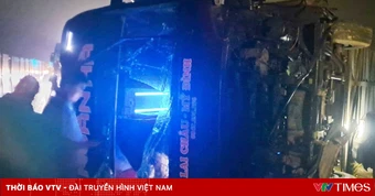 Lật xe khách trên cao tốc Nội Bài - Lào Cai, 5 người bị thương