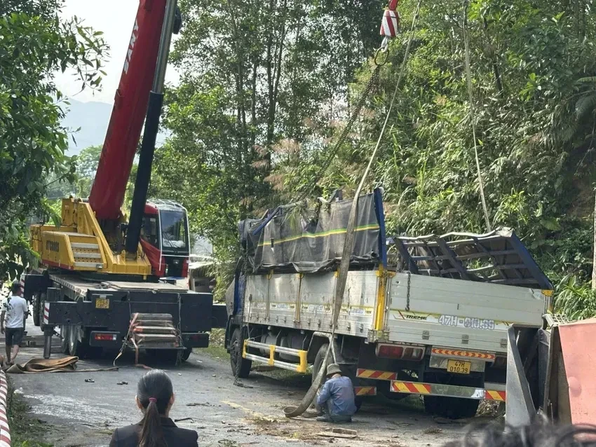 Lật xe tải ở chân đèo Violak (Quảng Ngãi), 3 người thương vong